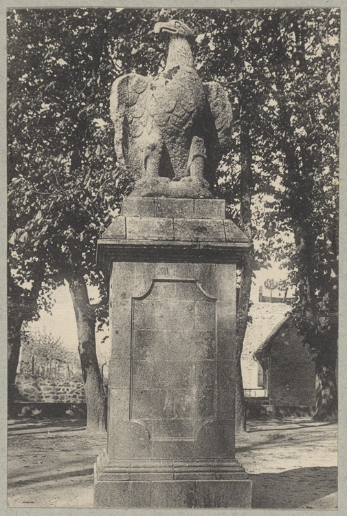 Statue en pierre d'un aigle romain : vue de face