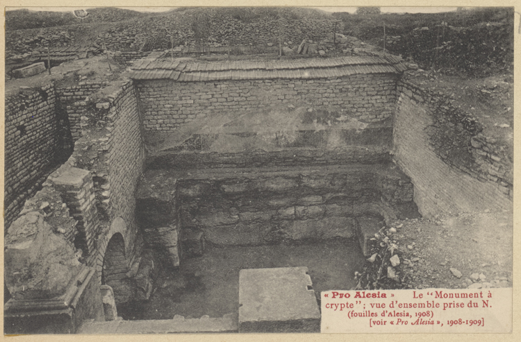 Fouilles de 1908 : le monument à crypte : vue d’ensemble prise du nord