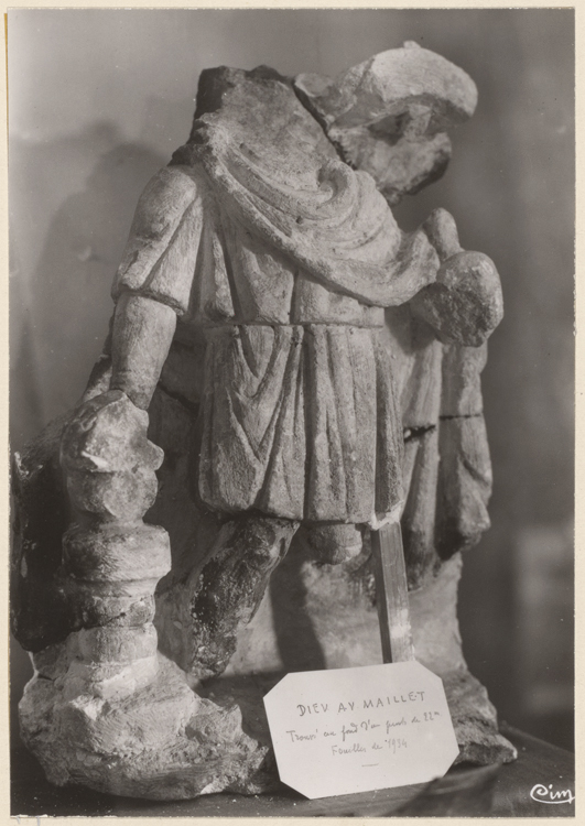 Statue : divinité gauloise, « Le dieu au maillet »