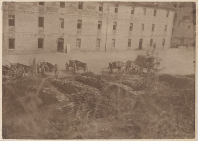 Vestiges des arènes et caserne Condé au second plan