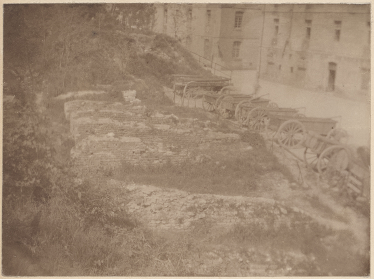 Vestiges des arènes et caserne Condé à droite