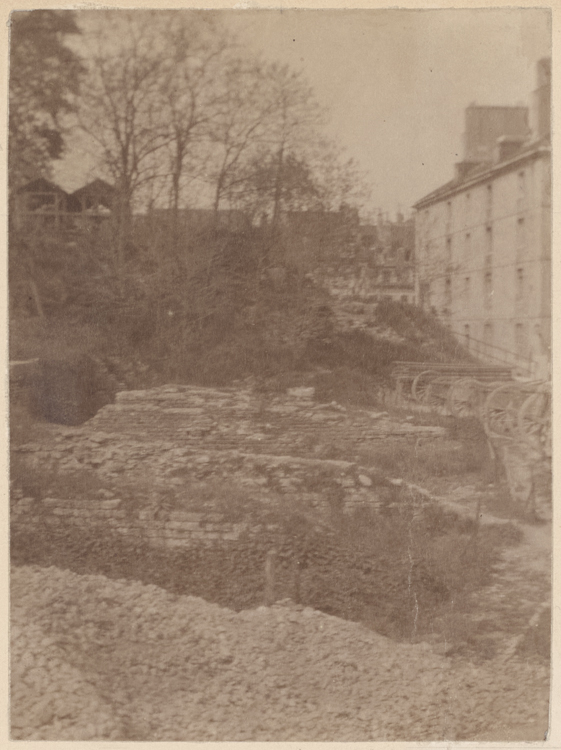 Vestiges des arènes et caserne Condé à droite