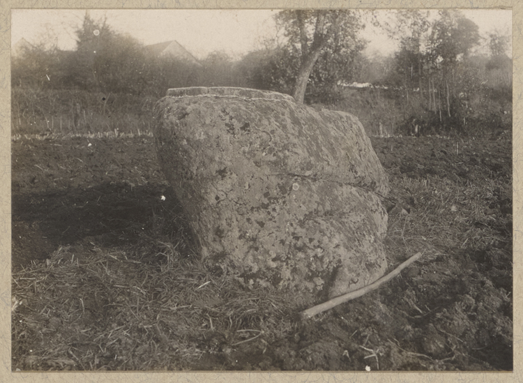 Sarcophage creusé dans un rocher