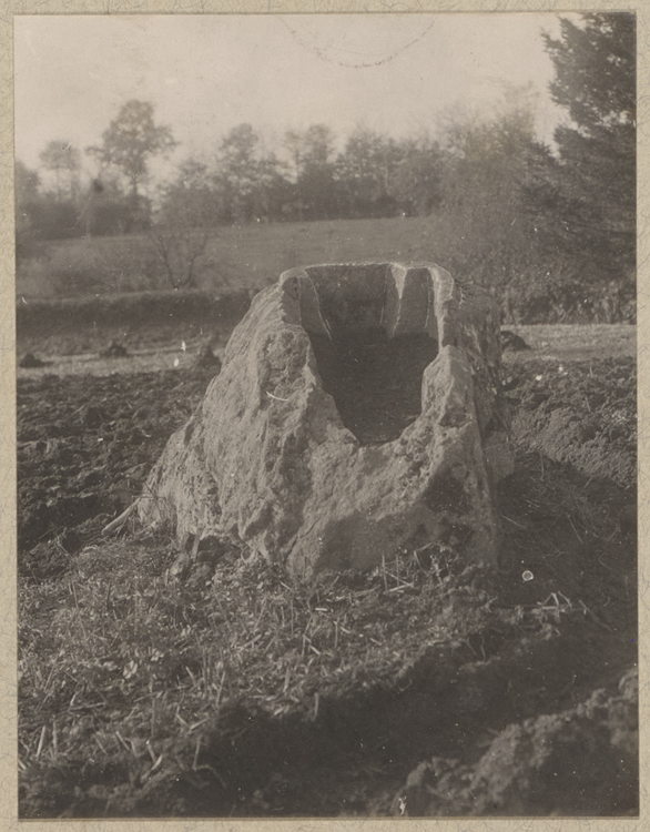 Sarcophage creusé dans un rocher