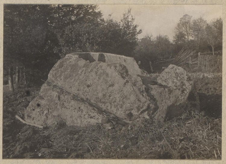 Sarcophage creusé dans un rocher