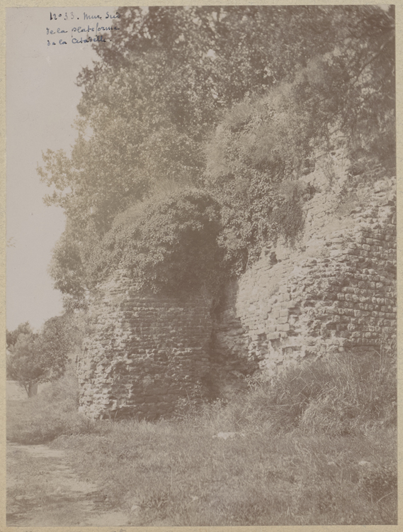 Mur de soutènement sud de la plateforme de la citadelle