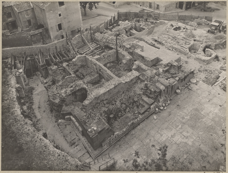 Hémicycle, dit gymnase romain, situé à l'ouest du théâtre avec au centre les restes d'un monument interprété comme un temple ou un gymnase, depuis le haut de la colline