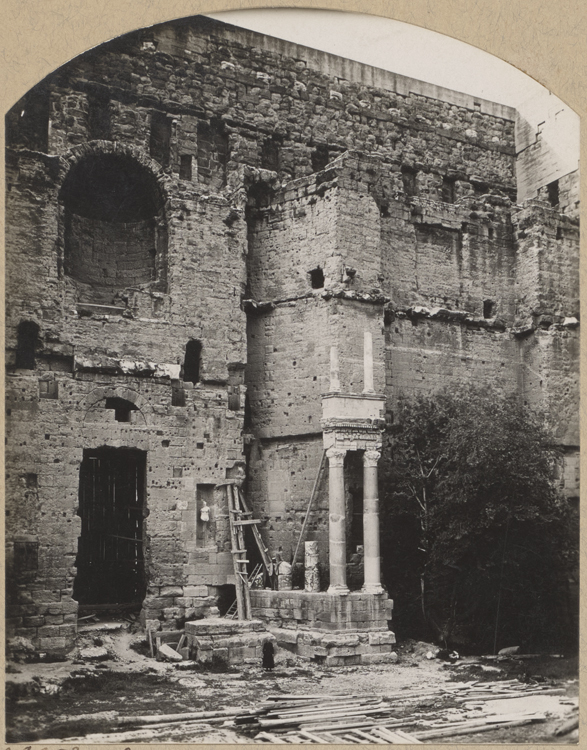 Mur et colonnes remontées