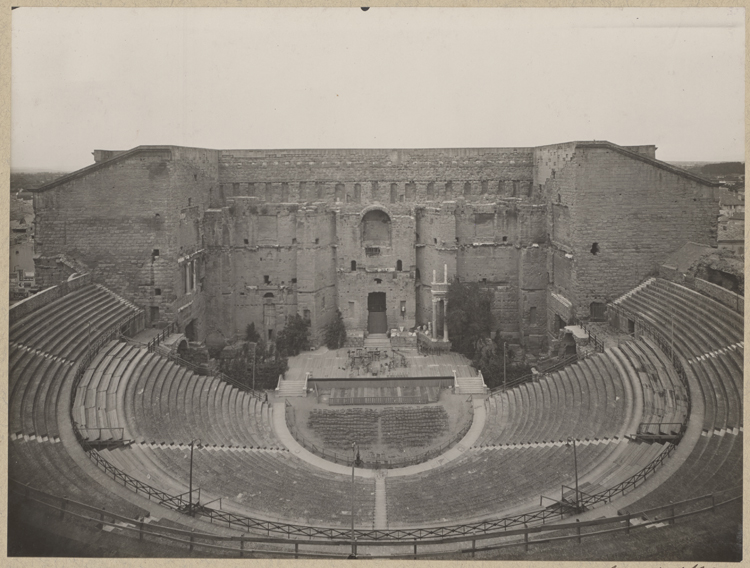 Intérieur vu de face : mur de scène, gradins