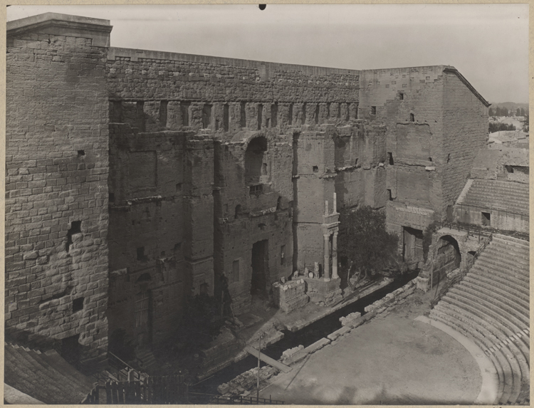 Intérieur vu depuis l'angle est : mur de scène, gradins