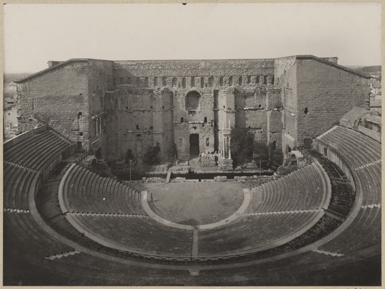 Intérieur vu de face : mur de scène, gradins