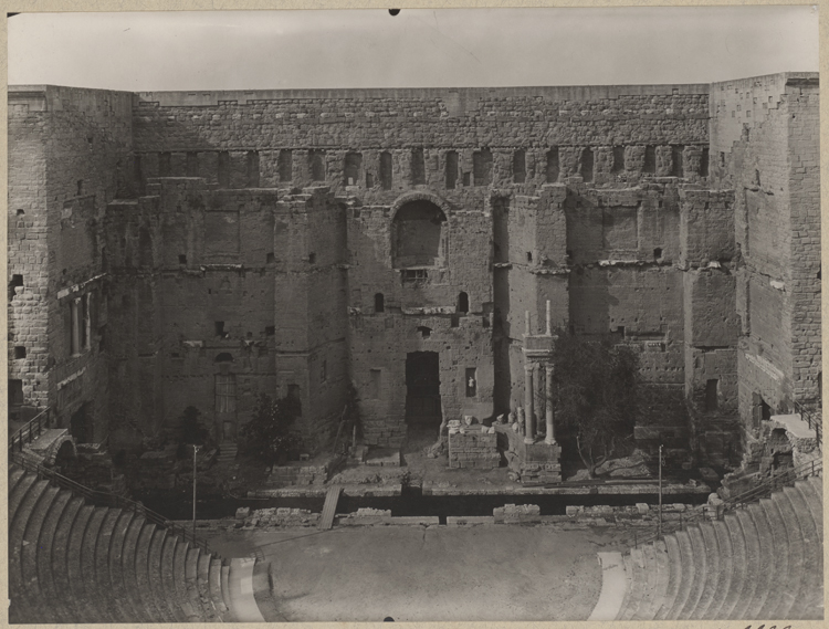 Intérieur vu de face : mur de scène, gradins