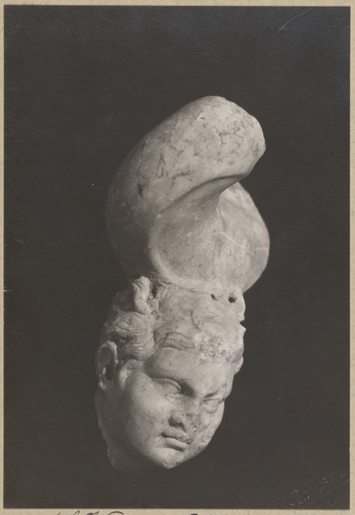 Fouilles du théâtre : fragment de sculpture avec une tête masculine