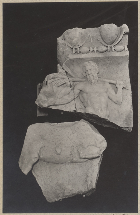 Fouilles du théâtre : fragments de sculpture avec Hercule rapportant les pommes d’or du jardin des Hespérides et partie centrale du corps d’un cheval