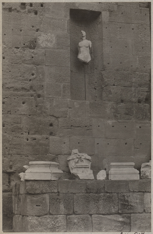 Intérieur : partie centrale du mur de scène avec fragments de sculpture dont un torse féminin dans une niche