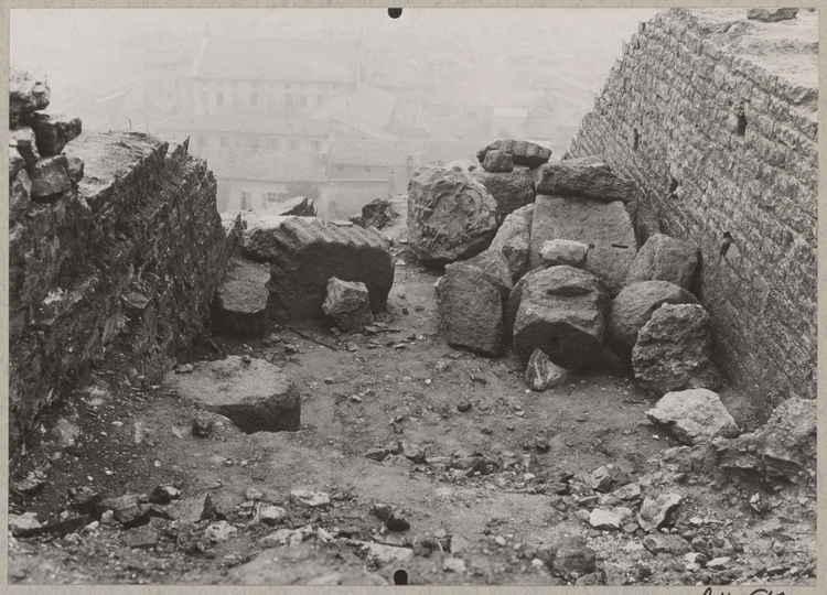 Fouilles du théâtre : fragments de sculptures