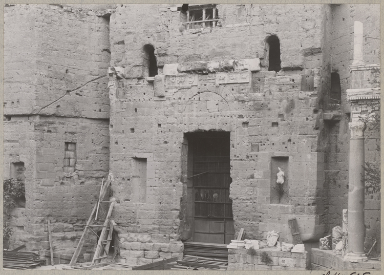 Intérieur : partie centrale du mur de scène