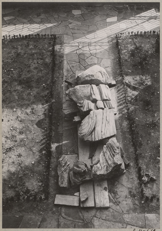 Fouilles du théâtre : fragments de sculpture