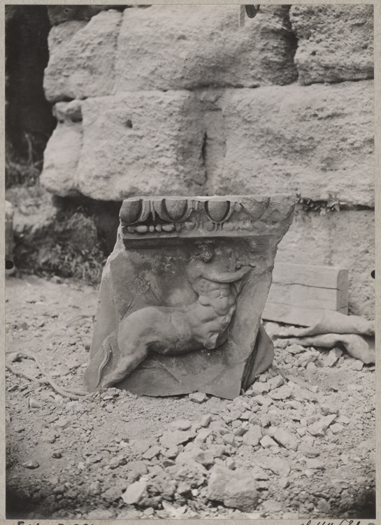 Fouilles du théâtre : Frise des Centaures du mur de scène : fragment d’une des plaques