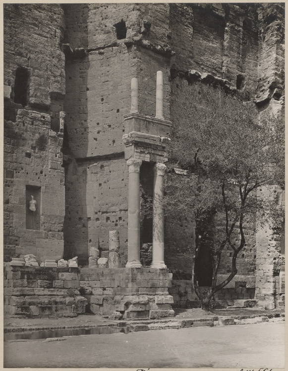 Intérieur, mur de scène : deux colonnes remontées