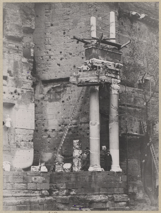 Fouilles du théâtre : remontage des colonnes du mur de scène