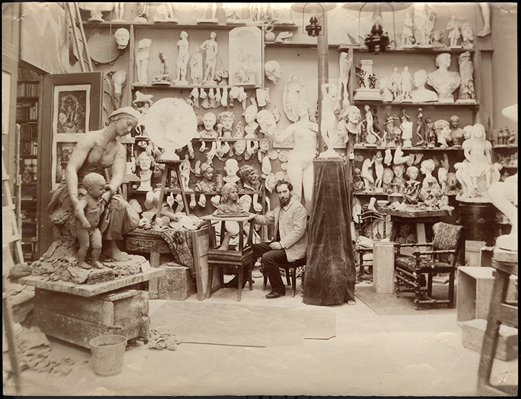 Le sculpteur Henri Honoré Plé dans son atelier