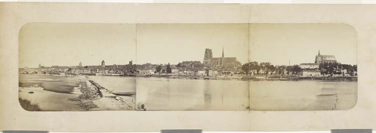 Panorama de la ville avec la Loire au premier plan et la cathédrale Sainte-Croix sur la rive droite