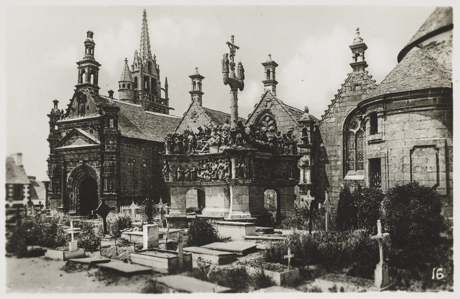 Vue d’ensemble avec le calvaire