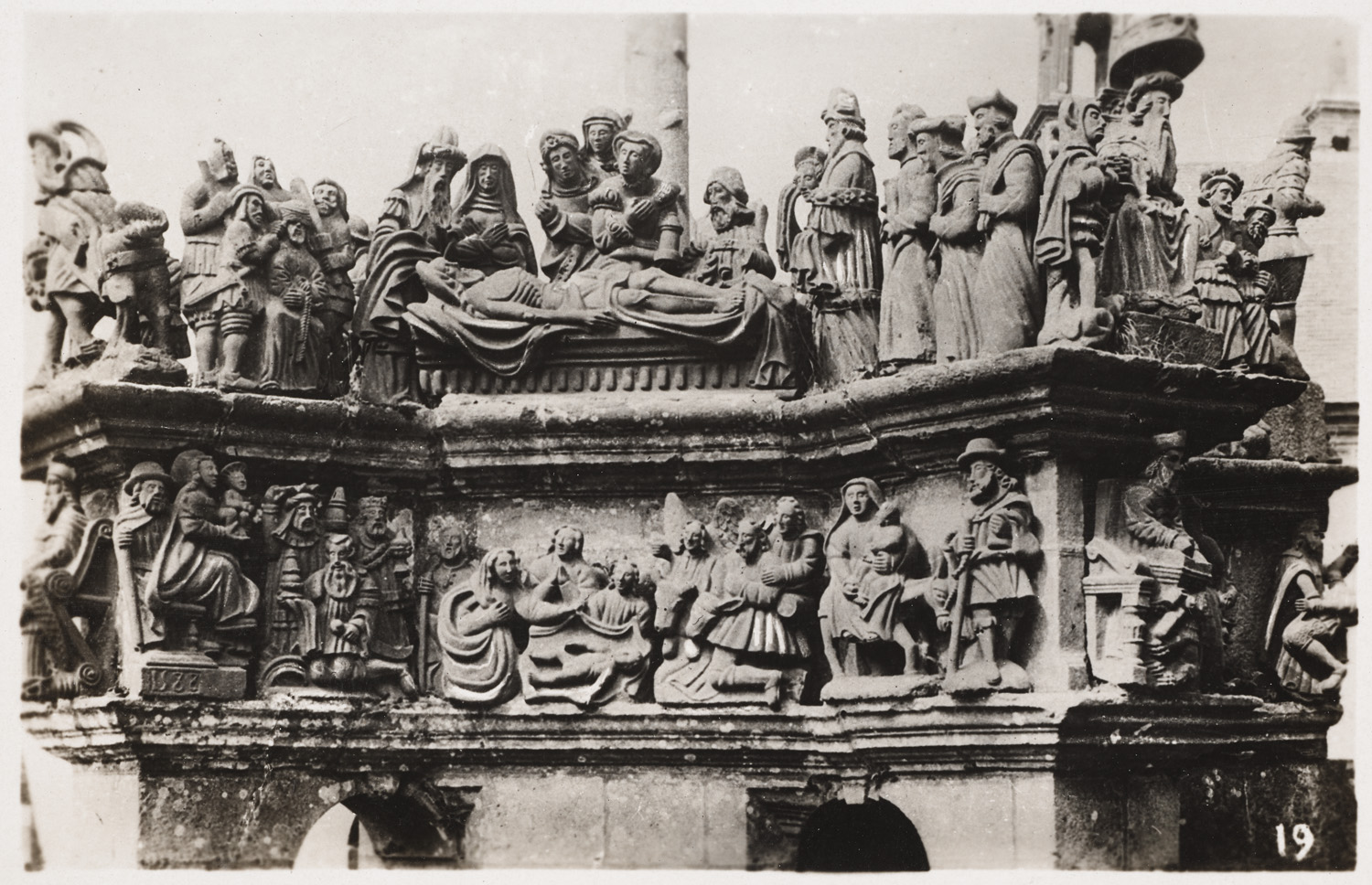 Socle, détail des sculptures : Mise au tombeau