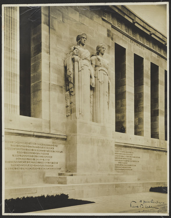 Statues personnifiant la France et les États-Unis, main dans la main