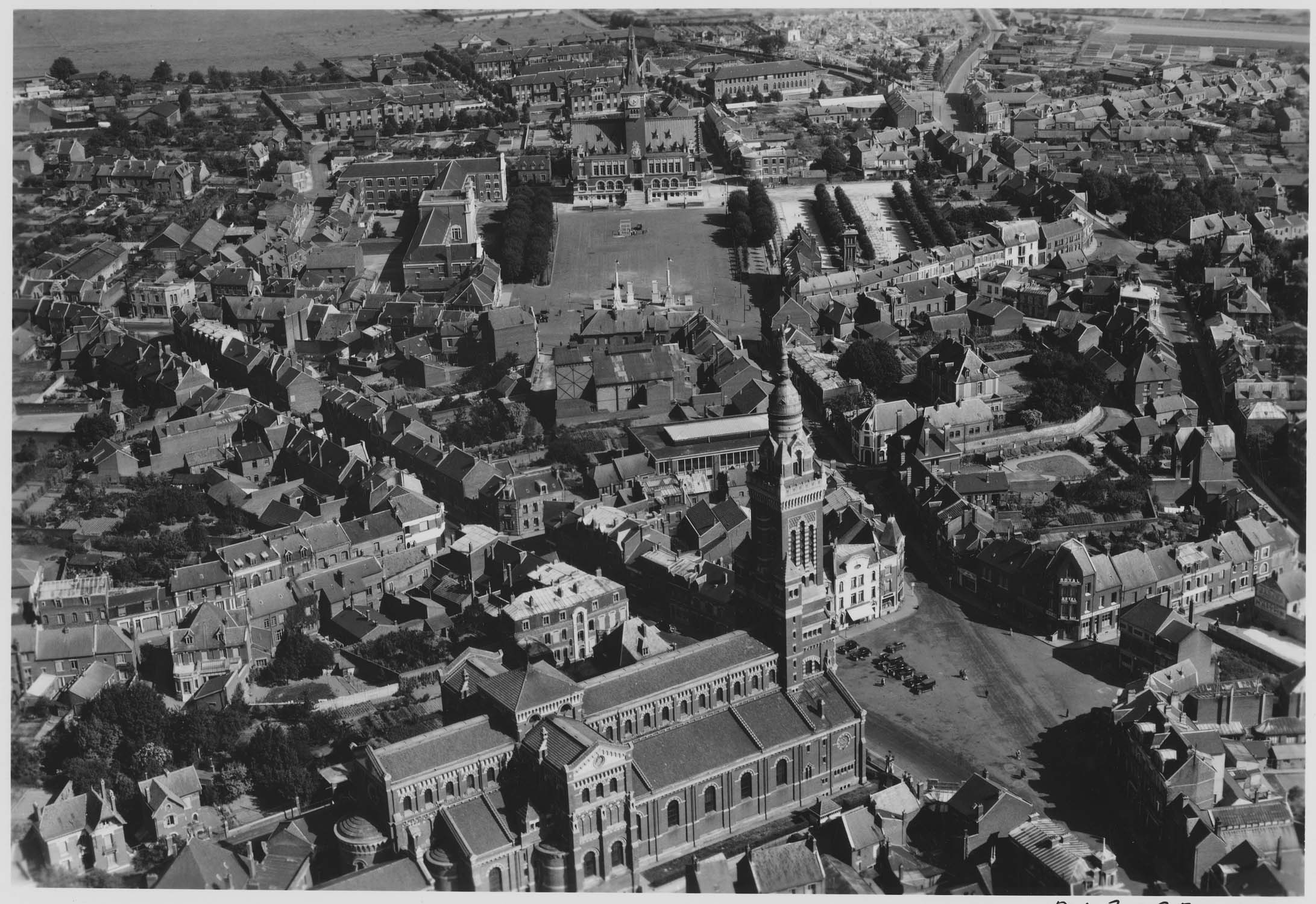 La basilique au premier plan, à gauche