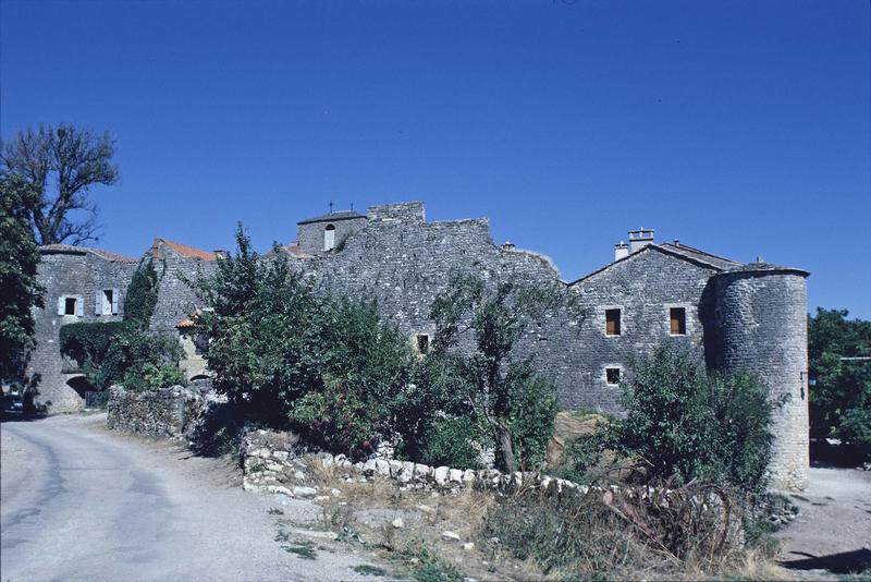 Village fortifié, maisons en pierre