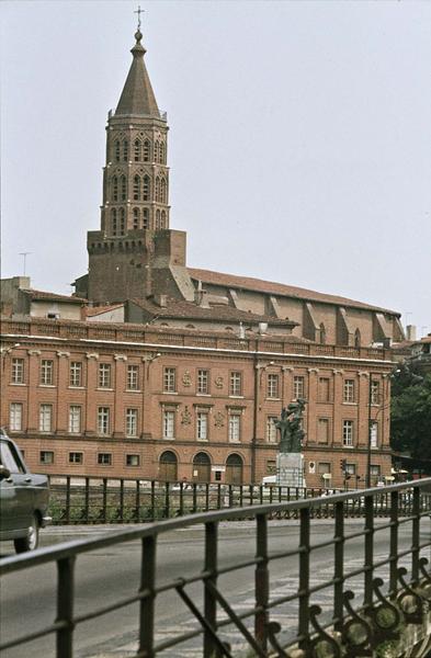 Façade du musée Ingres et clocher de l'église à l'arrière-plan