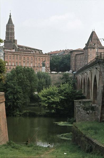 Vue prise des fossés du pont, façades du tribunal de commerce et du musée Ingres, clocher de l'église à l'arrière-plan