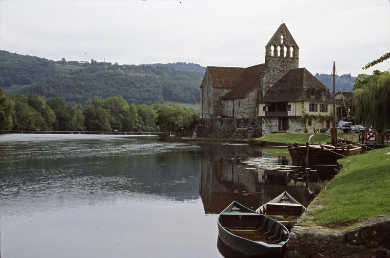 Ensemble est et clocher, barques amarrées sur la Dordogne