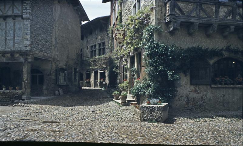 Façade en pierre place de la Halle