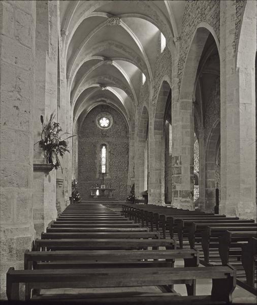 Intérieur : la nef vers le choeur