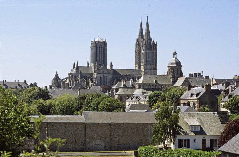 Ensemble nord et toitures des maisons environnantes