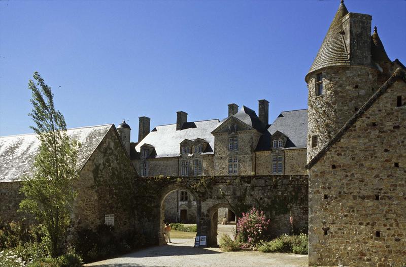 Porche d'entrée, logis principal et tour