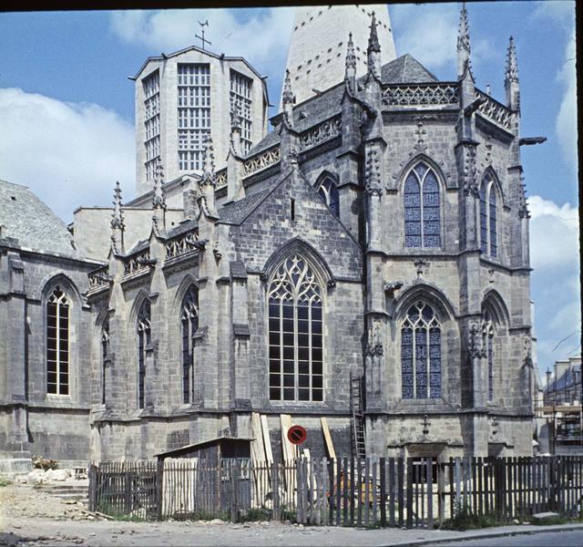 Abside en cours de restauration et les deux clochers