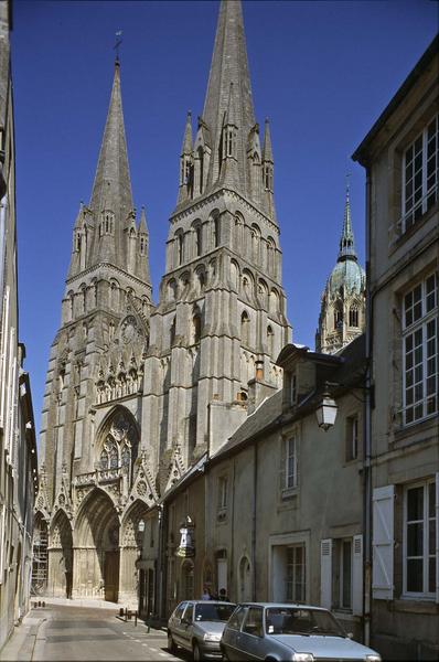 Façade ouest depuis une rue, tours