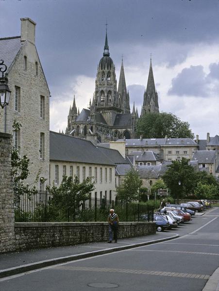 Vue éloignée sur l'abside et le clocher depuis une rue