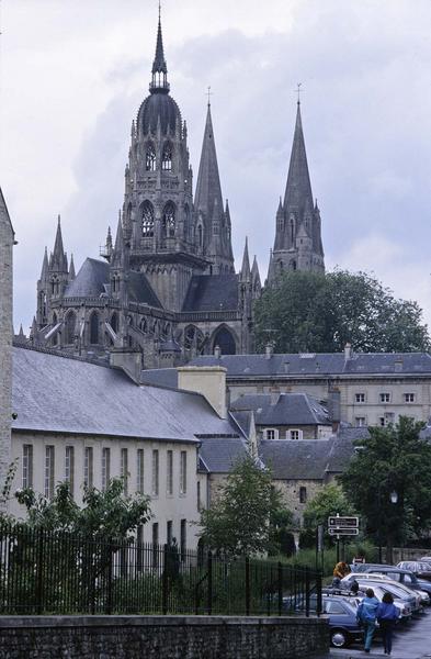 Vue éloignée sur l'abside et le clocher depuis une rue