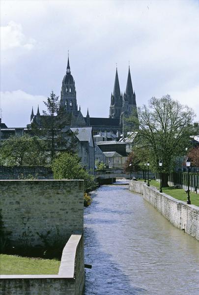 Vue éloignée sur la cathédrale depuis un canal