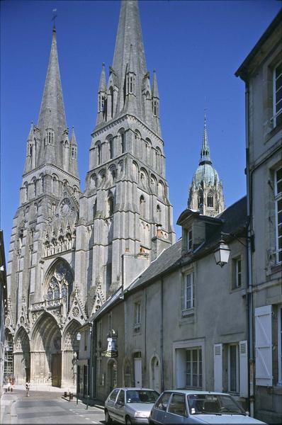 Façade ouest depuis une rue, tours