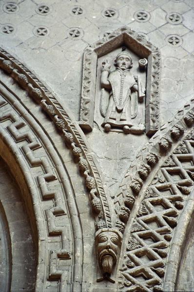 Intérieur : détail d'une arcade de la nef, sculpture