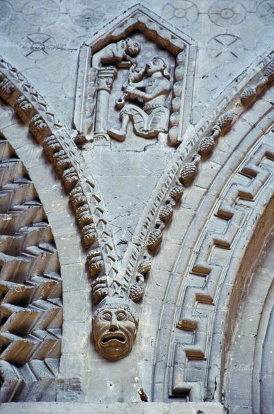 Intérieur : détail d'une arcade de la nef, sculpture