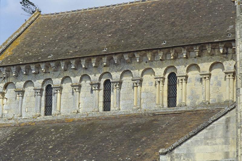 Façade sud : détail des fenêtres hautes et modillons