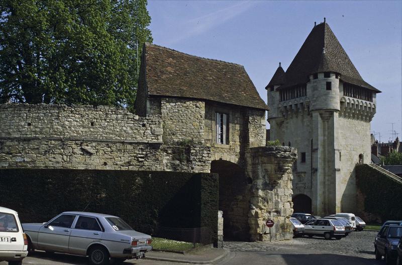 Porte de ville, côté sud-ouest et maison sur les remparts