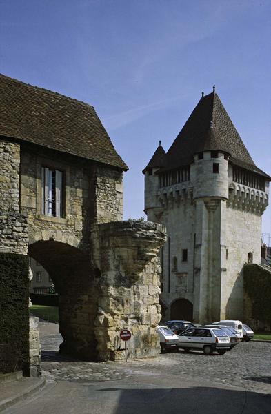 Porte de ville, côté sud-ouest et maison sur les remparts